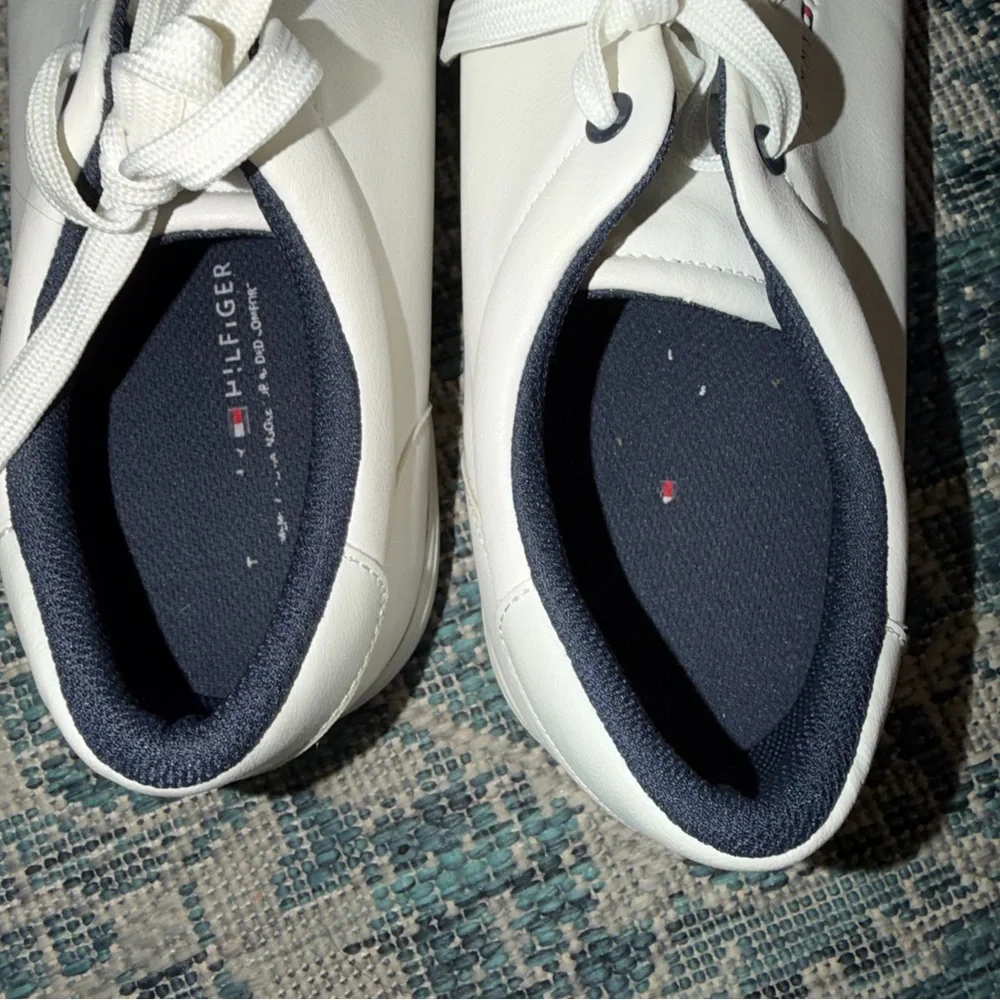 •Tommy Hilfiger• Classic Sneakers - Picture 6 of 8